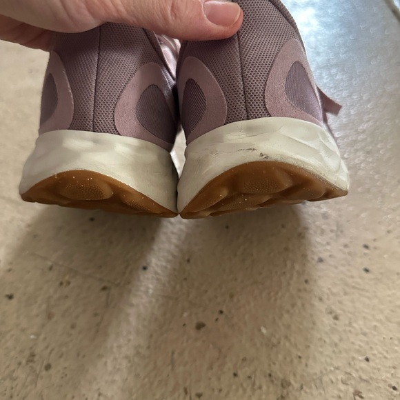 Fresh Foam Arishi v4 Wide 'Lilac Chalk Gum' - Picture 3 of 4